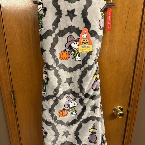 Berkshire Peanuts Halloween Throw Cowboy Snoopy Woodstock Crystal Ball NEW 2025 - Picture 1 of 4